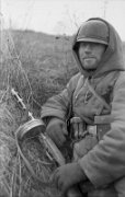 Bundesarchiv_Bild_101I-276-0702-33,_Russland,_Soldat_mit_russischer_MP_PPSh-41